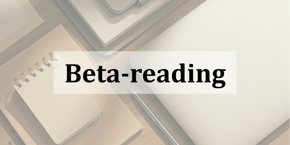 Laptop i notatnik potrzebny do beta-readingu