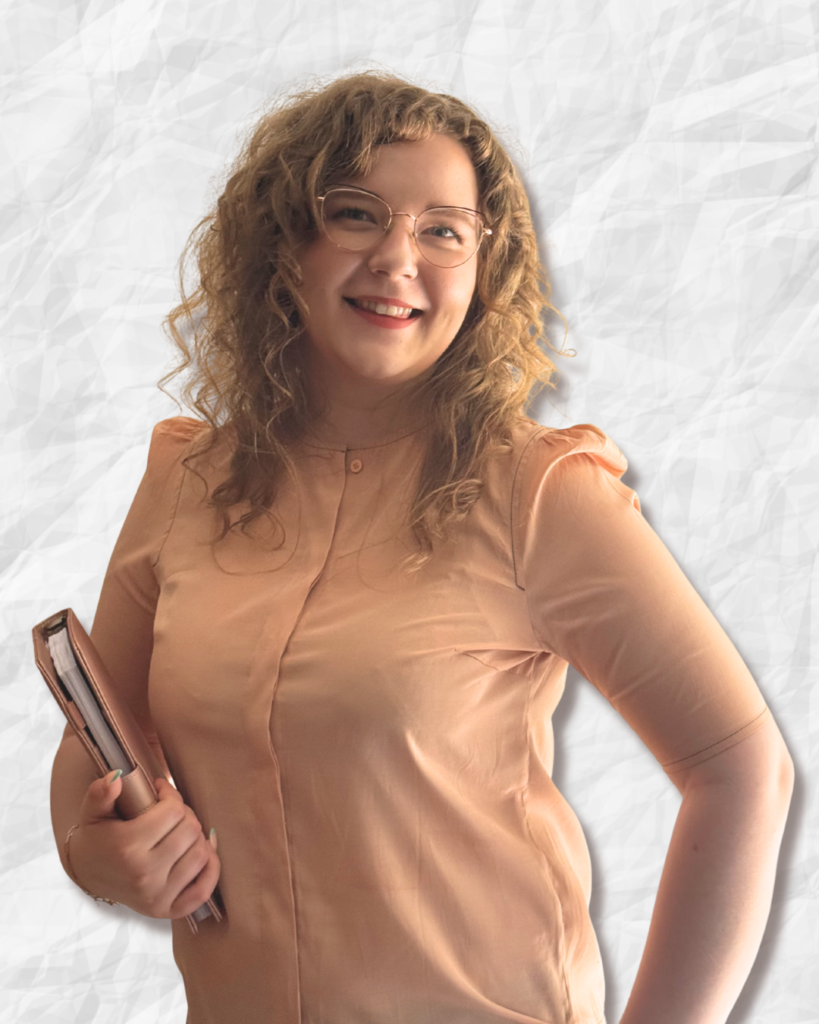 Korektorka Alicja uśmiecha się, trzyma planner
