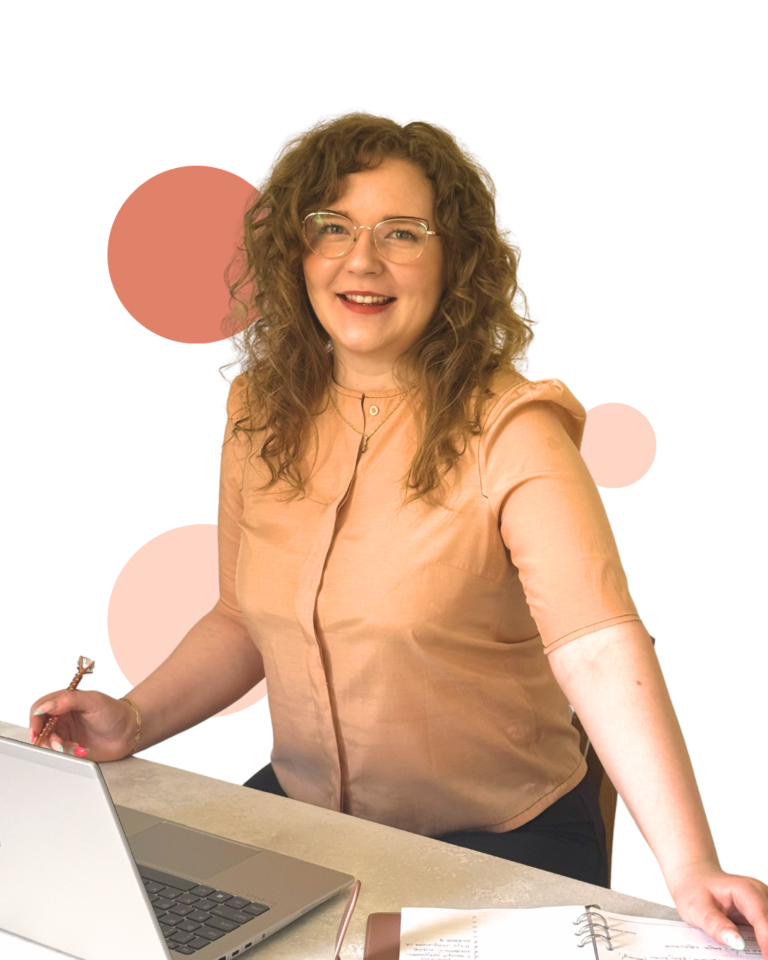 Alicja Nowak , korektorka, z laptopem i plannerem